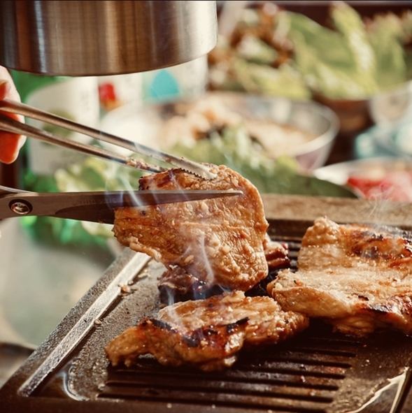  目の前でスタッフがお肉を焼く本場韓国スタイル♪定番メニューは【テジカルビ】コース予約も◎