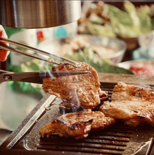 Authentic Korean style, where the staff grills the meat right in front of you. The standard menu is [Daeji Kalbi]. Course reservations are also available.