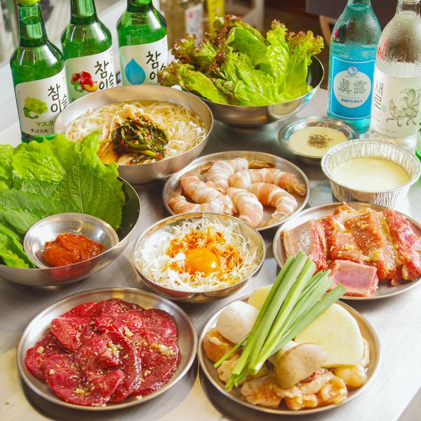 눈앞에서 스탭이 고기를 굽는 본고장 스타일 ♪ 단골 메뉴는 【테지카르비】 코스 예약도 ◎