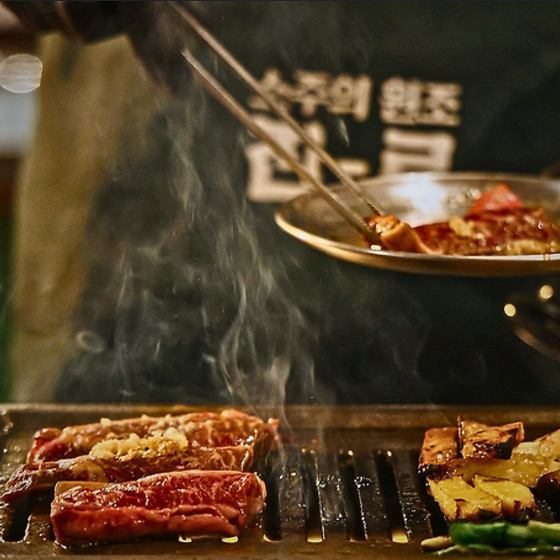 한국 여행 기분 ♪ 카운터에서 한국식 불고기를 즐길 수 있습니다 ♪