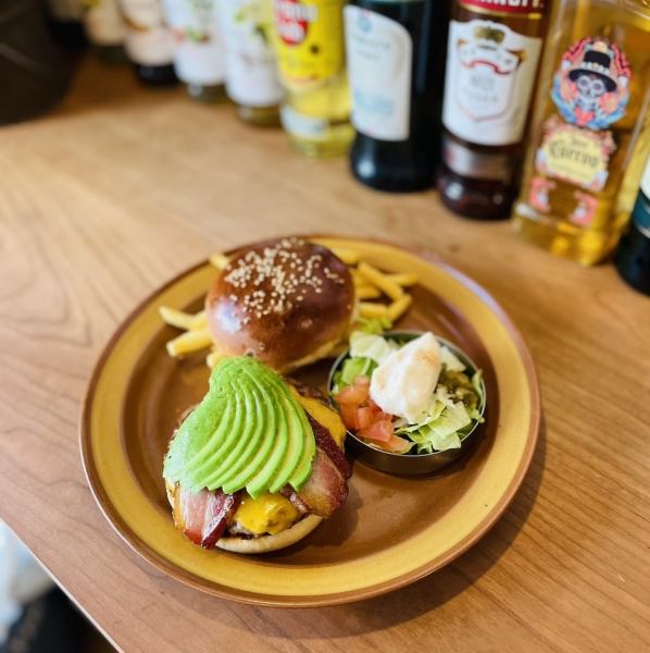 アボカドベーコンチーズバーガー