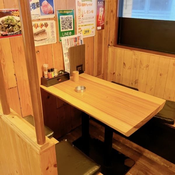 木の風合いがほっこりとした雰囲気を醸し出し、心地良い時間をお過ごしいただけます♪家族の集まりや友人との食事の場、デートなど様々なシーンでご利用いただけます。ぜひ、お越しください。