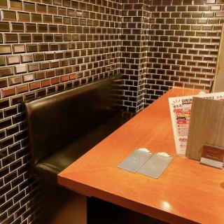 お一人様でのしっぽり呑みや仕事終わりのサク呑み、カップルのデートに最適なカウンター席。ごゆっくりとお過ごしください。