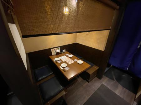 You can enjoy the table seats on the first floor, which are separated for each seat, without worrying about the conversation between the people next to you.The curtains can also be closed, and you can enjoy your meal with peace of mind in the semi-private room type table seats.