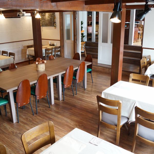温かみのある木の質感とやわらかな照明が包み込む店内。リラックスした空間で、気心知れた友人や同僚と共に、和やかで楽しい時間が流れます。気取らず楽しめる雰囲気は、カジュアルな集まりに最適です。