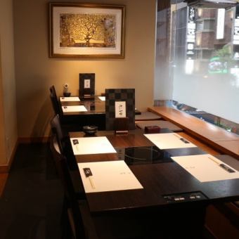 It is an OK table seat with up to 10 people by combining tables for 2 people.We will consider depending on the number of reservations.