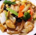 Fried noodles with mixed vegetables and thickened sauce