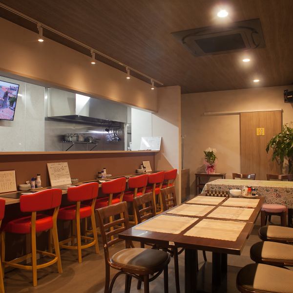 最大18名様までの宴会貸切が可能な店内は、温かみのある雰囲気で集まりやすく、会社宴会や仲間内の飲み会にもぴったり。飲み放題コースも各種ご用意しており、用途に合わせて柔軟に対応いたします。貸切利用をご希望の方は、人数やシーンに合わせてお気軽にご相談ください。利用可能人数はご相談ください。