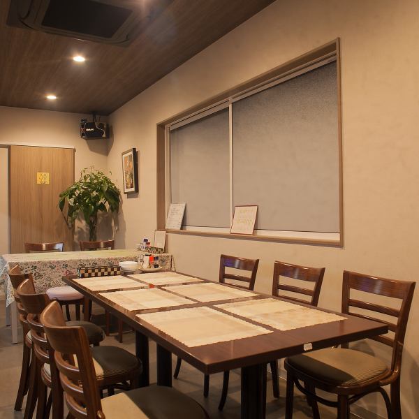 4名掛けテーブルを2卓、2名掛けテーブルを1卓ご用意しており、少人数での集まりに最適な空間です。カラオケも完備しているため、会社仲間との飲み会や、ご友人との宴会・二次会にも使いやすい空間です。和気あいあいと楽しめる雰囲気で、食事と一緒に会話も盛り上がること間違いなし。