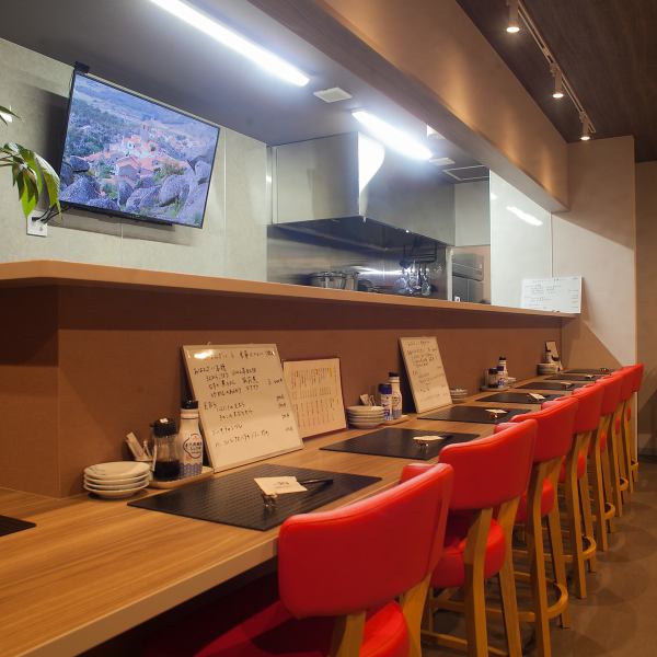 お一人様でも気軽に利用できるカウンター席を8席ご用意。サクッと飲みたい時や、軽く食事を済ませたい時にもぴったりの落ち着いた空間です。目の前で仕上がる料理の香りを感じながら、こだわりの料理とお酒を楽しめる特等席。仕事帰りのちょい飲みはもちろん、気分転換に立ち寄る方にも人気のお席です。