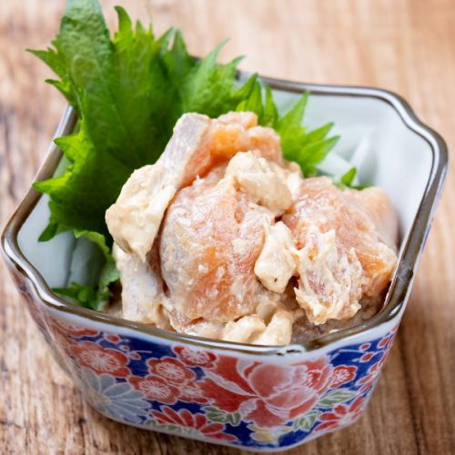 ぶつ切りサーモンと漬けチーズ