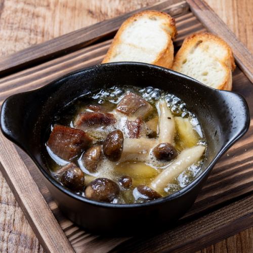 牛タンときのこのアヒージョ