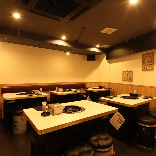 お二人様でのご来店にぴったりな専用テーブルもご用意しており、デートや親しいご友人との女子会など少人数でのご利用にも最適です。ほどよくプライベート感が保たれた空間で、会話に花を咲かせながらゆっくりとお食事をお楽しみいただけます。お仕事帰りのサク飲みなど、気軽にお立ち寄りいただける利便性も魅力。