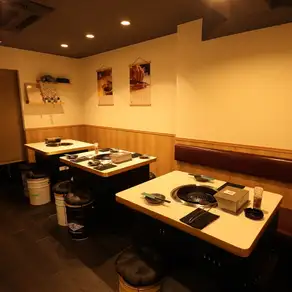 We have plenty of table seats available that can comfortably accommodate 2 to 4 people.We can accommodate a wide range of events, from small get-togethers to medium-sized banquets where tables can be combined.Smoking is permitted in all seats, so smokers can relax.