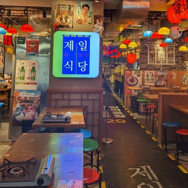 [新大久保韓國橫丁 第一食堂] 韓國美食雲集的新店“新大久保韓國橫丁”在大久保大道的主要街道上開業了！在位於一角的[第一食堂]，您可以品嚐到經典的韓國美食“五花肉”和自製的“蝦餃子”和“蝦奶酪餃子”等各種精心挑選的韓國食品！