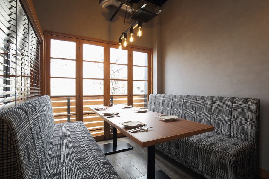 There is a sofa seat for 8 people.It can be used as a private space.Have a nice lunch with coffee, gelato and cake.