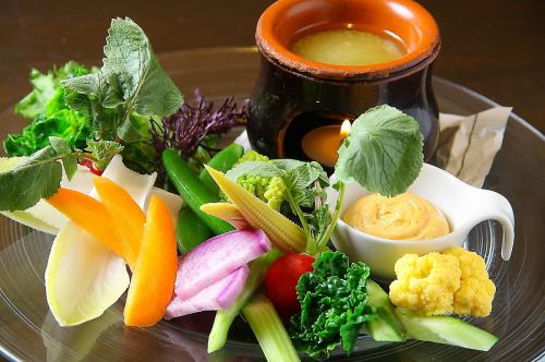 直接从合同农民那里送来的新鲜蔬菜的 Bagna cauda