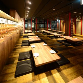 Groups can also be guided in private rooms.The warm modern Japanese space with glittering gold and wood grain can be used widely from private drinking party to company banquet, welcome party, farewell party, farewell party.A high-quality time in an atmosphere preeminent space ...