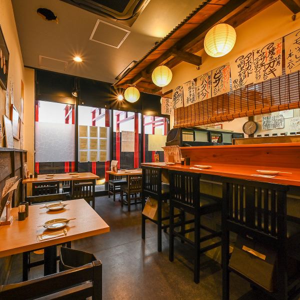 当店は昭和レトロでどこか懐かしさを感じるアットホームな炉端焼き店です。カウンター席は全9席で、目の前で焼き上げられる料理のライブ感が楽しめます。ゆったりとした時間が流れ、デートにも最適な空間です!