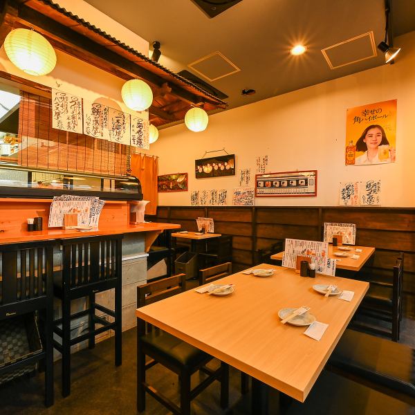 4名テーブルが2つと2名テーブルが1つあり、4名テーブルは連結して最大10名まで対応可能。小規模な宴会にもぴったりで、飲み放題付きコースも充実。仲間との集まりや気軽な飲み会におすすめです◎