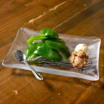 Crispy chilled green peppers with meat miso
