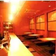 肩肘はらない大人の隠れ家。扉を開けば木の香漂うダイニング。その居心地の良さで、団体様が１次会のあと２次会も続けて当店で行う事も。座敷の個室もございます。周りを気にせずゆっくりくつろげます。