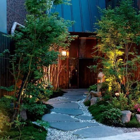 <p>大人の隠れ家の雰囲気が漂う当店。玄関をくぐれば、水の流れる音を聞きながら、お食事をお楽しみいただけます。水をテーマにしたやすらぎの空間でお寛ぎください。</p>