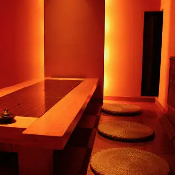 6～8名様までご利用いただけるお座敷個室。気兼ねなくお楽しみいただける空間です。女子会や友人同士でのお食事に最適のお席。ゆったり落ち着いた空間で、種類豊富なメニューとお酒に舌鼓下さい。