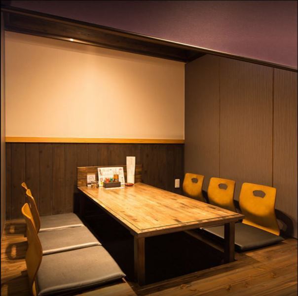 掘りごたつ式の半個室も完備しております。少人数での会社宴会や、仲間内の飲み会など幅広いシーンに最適です。