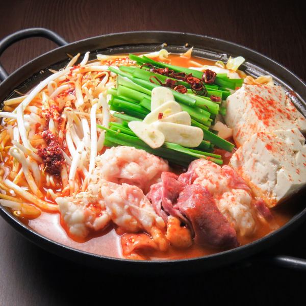 ≪Bork Nabe Red≫ Carefully selected Kuroge Wagyu beef is also used in hormone jjigae hotpot! Boasts a spicy and flavorful soup♪