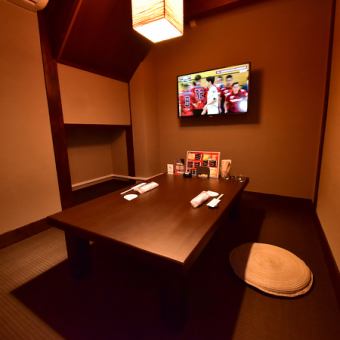 (1F private room for 2 people) Perfect private room for one seat with your loved ones.For birthdays, anniversaries and dates.TV installed *We are frequently disinfecting the store.