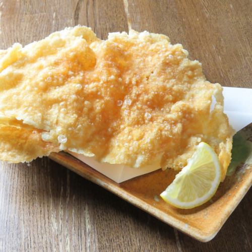 ≪パリパリ鶏せんべい528円 (税込)≫大人気のおつまみメニュー！！食べ始めたら止まらない？！