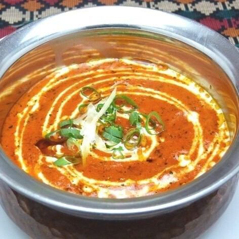 本格スパイスと多彩なナンで楽しむ、極上カレー◎