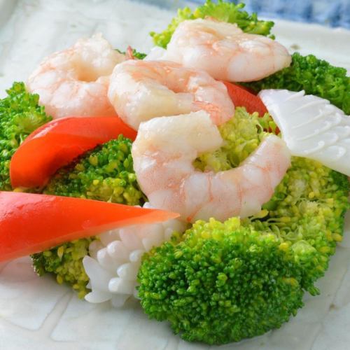 Stir-fried seafood and broccoli
