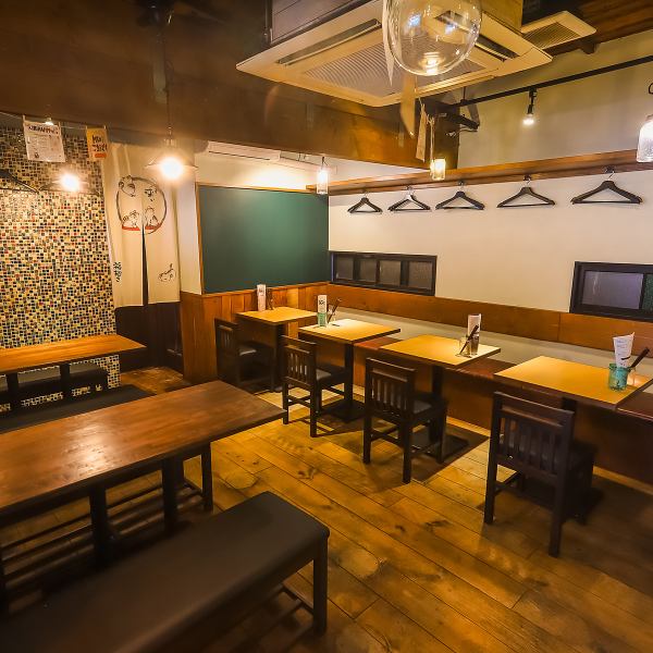 【ライブ感を楽しみながらお食事できる♪】カウンター席では、キッチンの調理風景を楽しみながら食事ができる特別な空間です。臨場感あふれる雰囲気の中で美味しい料理を味わえます。仕事終わりに立ち寄るのにぴったりのお店で、リラックスした時間をお過ごしいただけます。ぜひ、特別なひとときを当店でお楽しみください。