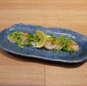 柚子胡椒香るホタテのカルパッチョ