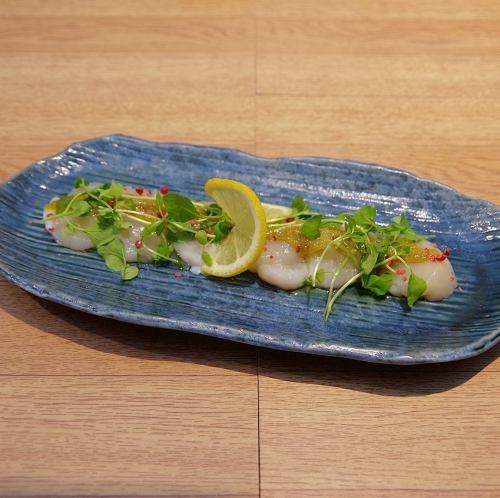 柚子胡椒香るホタテのカルパッチョ