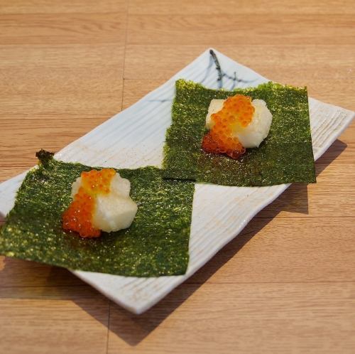 いくらがのってる揚げ餅