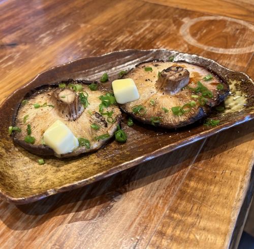 肉厚しいたけの炭火焼きバター醤油