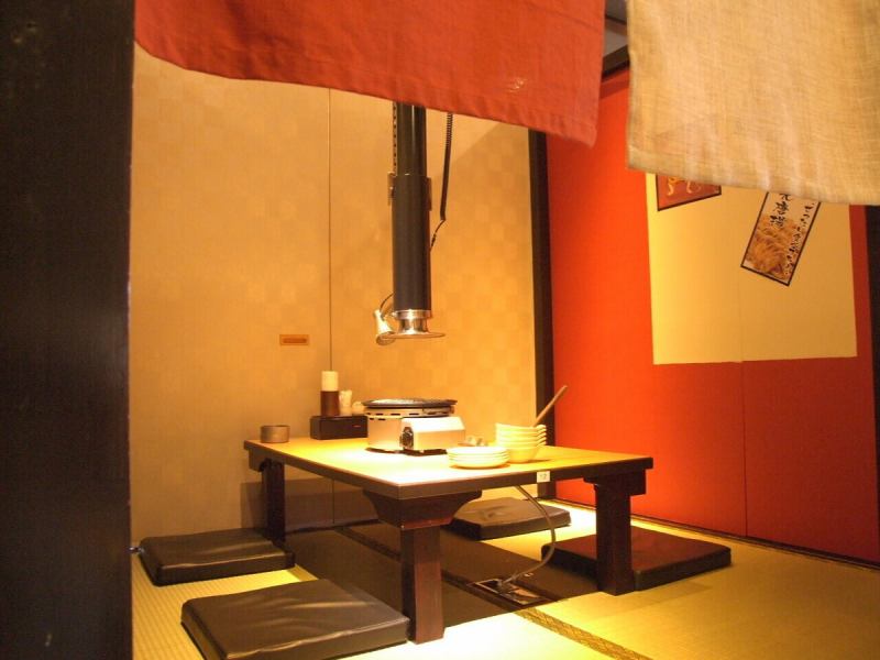 There are seven tatami rooms for four people each. You can enjoy your meal in a relaxed atmosphere without worrying about the people around you!