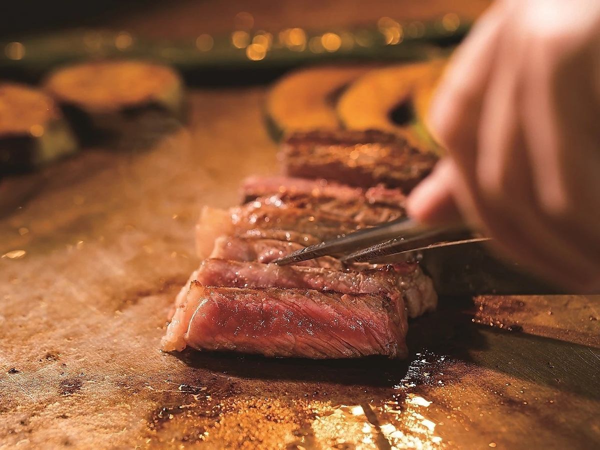 ライブキッチンで目の前で焼かれるお肉は格別のお味…♪