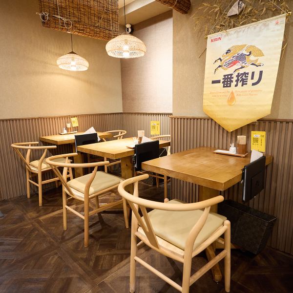 当店では、4名様用のテーブル席を4卓ご用意しています。ご家族やご友人とのカジュアルな食事シーンにぴったりなスペースです♪テーブルをくっつけることで、大人数でのご来店も可能なので、みんなで楽しいひとときを過ごすのに最適なお店です。美味しい中華料理と共に、心温まる時間をお楽しみくださいませ。