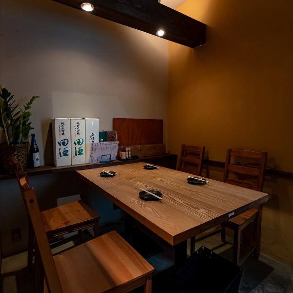 温かみのある照明が包み込む落ち着いた店内は、大切な方とゆっくり語らう大人の隠れ家に最適です。木の温もりが心地よいテーブル席の傍らには、店主が厳選した「田酒」などの希少な銘酒が並び、上質な時間を演出します。こだわりの地酒と旬の逸品を心ゆくまで愉しむ、日常を忘れる贅沢なひとときをお過ごしください。