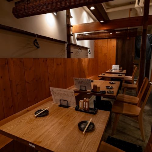 お一人様から少人数利用までしっかり対応する落ち着いた雰囲気のテーブル席とカウンター席をご用意。木目調の温かみある内装が漂う空間で気軽にリラックスしながら食事や会話を楽しめます。静かで程よい距離感を保つので友人との語らいや仕事帰りの一杯にも最適。心穏やかなひと時を演出するプライベート感に満ちています。