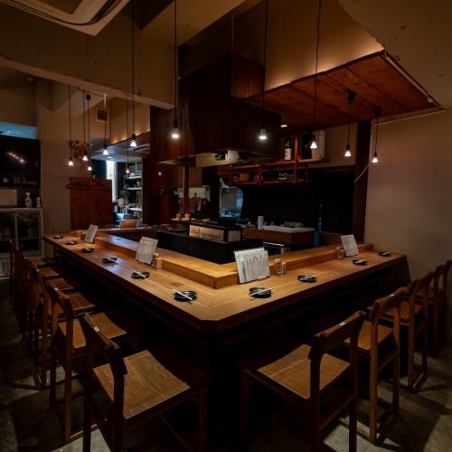 木の温もりが漂う洗練された店内には、職人の手仕事を間近に愉しめるカウンター席と、ゆったりと語らえるテーブル席をご用意。柔らかな灯りが落ち着いた大人の隠れ家を演出し、大切な方とのひとときを彩ります。店主厳選の地酒が並ぶ空間で、日常を忘れて旬の味覚と銘酒に酔いしれる、至福の時間をお過ごしください。