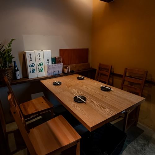 温かみのある照明が包み込む落ち着いた店内は、大切な方とゆっくり語らう大人の隠れ家に最適です。木の温もりが心地よいテーブル席の傍らには、店主が厳選した「田酒」などの希少な銘酒が並び、上質な時間を演出します。こだわりの地酒と旬の逸品を心ゆくまで愉しむ、日常を忘れる贅沢なひとときをお過ごしください。