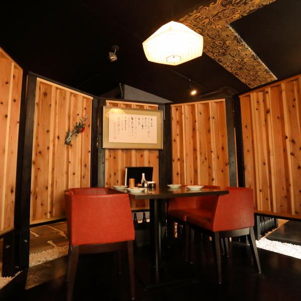 2名様～人数に合わせてお席をご案内致します。雰囲気のあるテーブル席も◎！どのお席も個室なので、周りを気にせずに会話とお食事をどうぞ☆