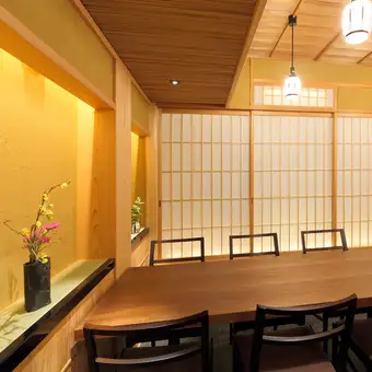 ６名席の個室が１部屋ございます。