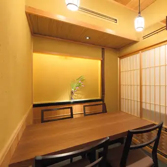 ４名席が２部屋ございます。
