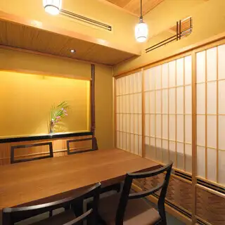 2階フロアには周囲を気にせずにプライベートな時間を過ごせる落ち着いた個室をご用意しております。3部屋あるお部屋をすべてつなげることで、最大20名様までのまとまった人数でのご利用も可能です。風情ある佇まいの空間は、大切な方をお招きする接待やビジネスの会食などにも広く重宝いたします。